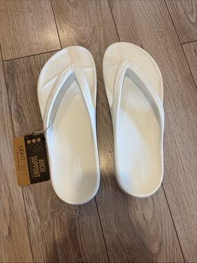 WHITE - ARCH SUPPORT FLIP FLOPS (men’s size 10, women’s size 11)
